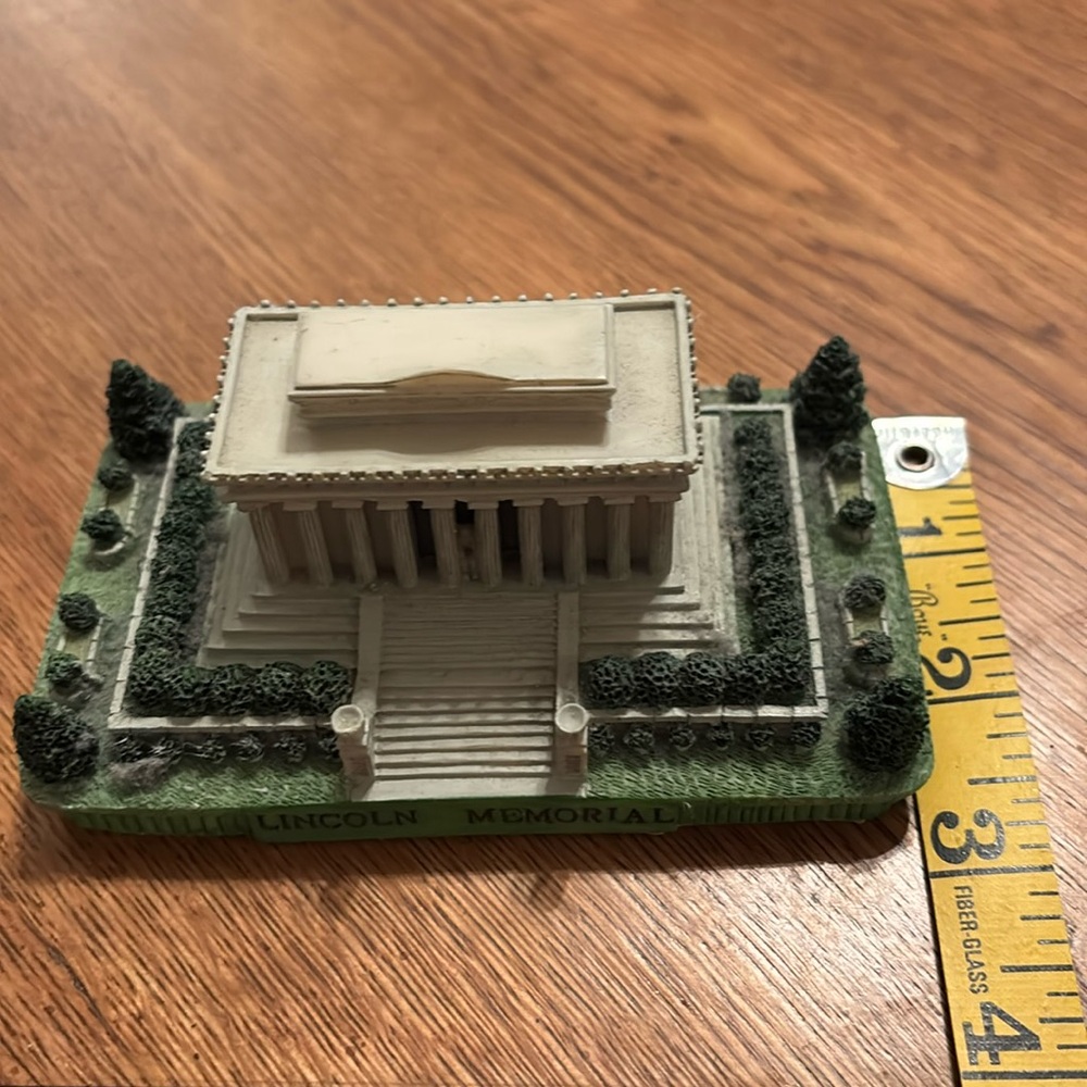 - Like new! Lincoln Memorial. Approximately 4 1/2” by 2 1/2”. - Picture 5 of 8